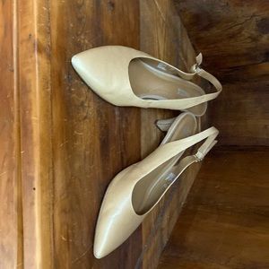 Clark’s Collection Soft Comfort closed toe tan slingbacks. 8.5 medium.